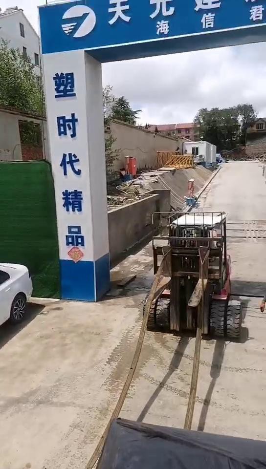 理石叉車搬運(yùn)，叉車狹窄空間專業(yè)倒理石的后續(xù)操作