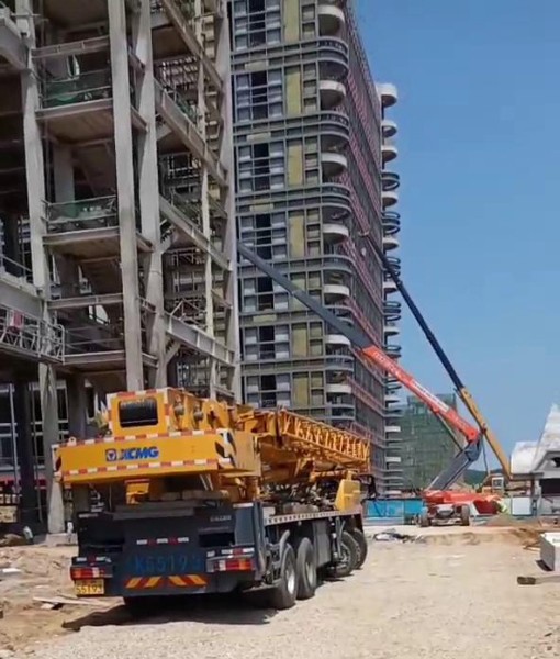 中電四公司初村威高利彤疫苗廠房建設(shè)，吊車作業(yè)中