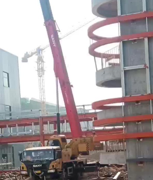 中電四公司初村威高利彤疫苗廠房建設(shè)，吊車作業(yè)中